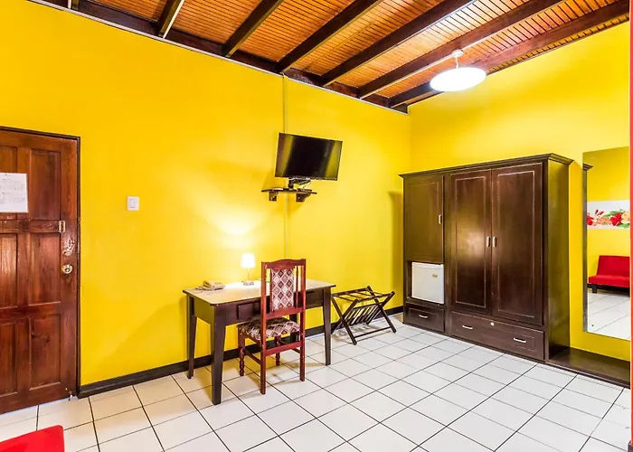 Par-May-La'S Inn Port of Spain